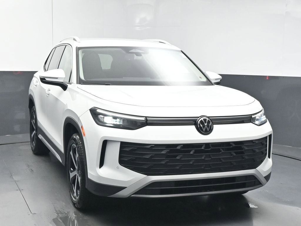 Used 2025 Volkswagen Tiguan SE image 2