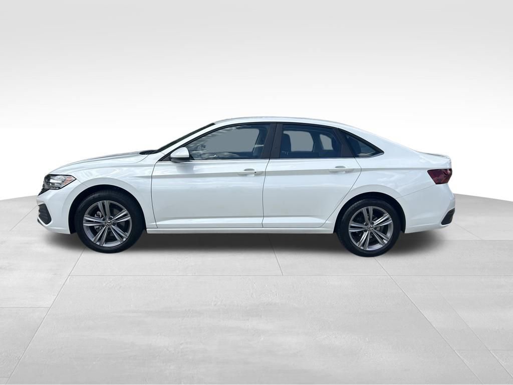 Used 2023 Volkswagen Jetta SE image 2