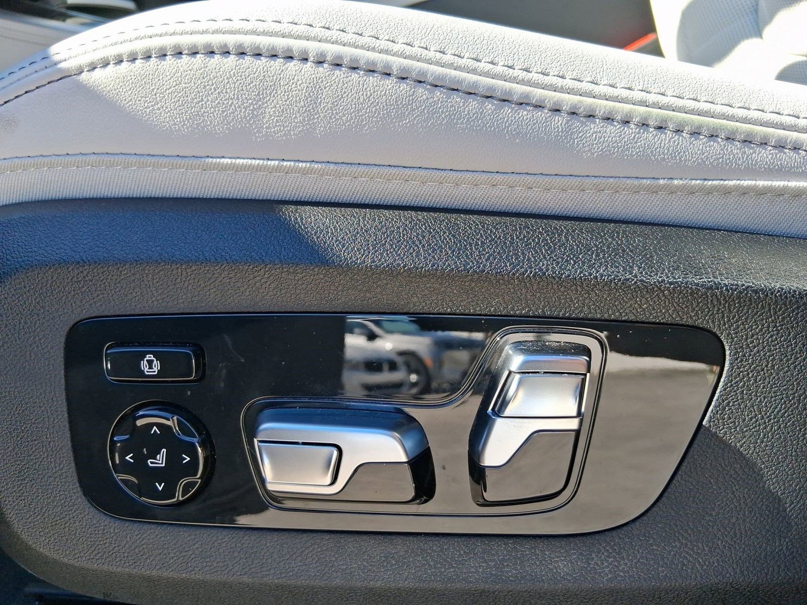 Certified 2024 BMW X5 xDrive50e w/ M Sport Package image 11