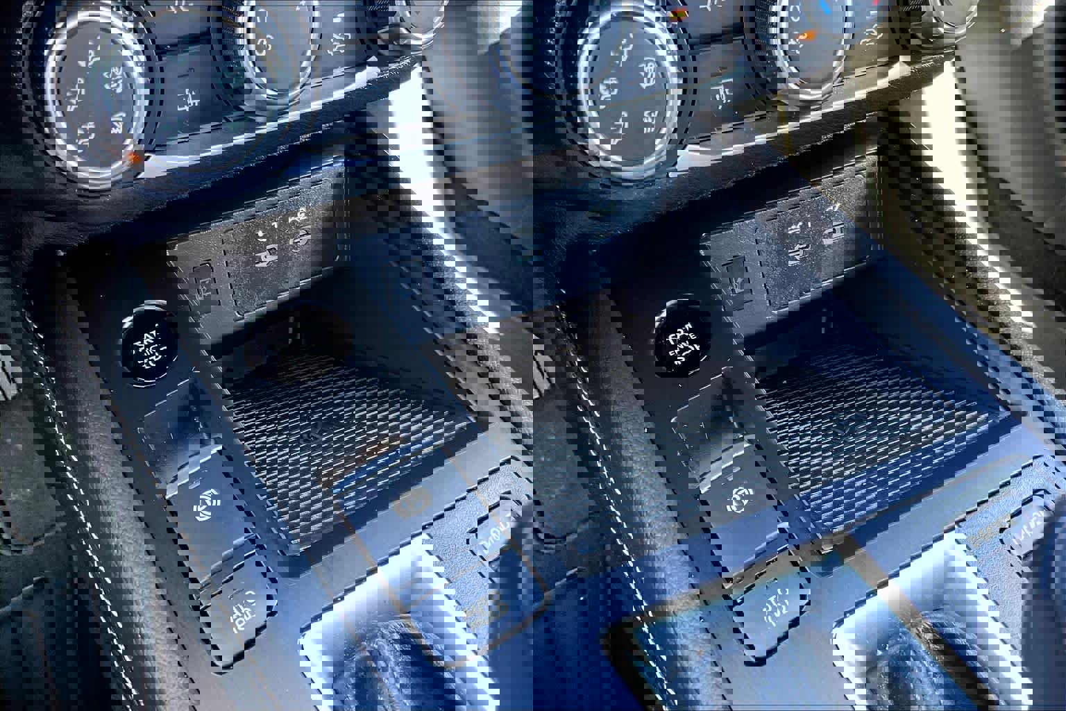 Used 2025 Nissan Kicks SV image 32