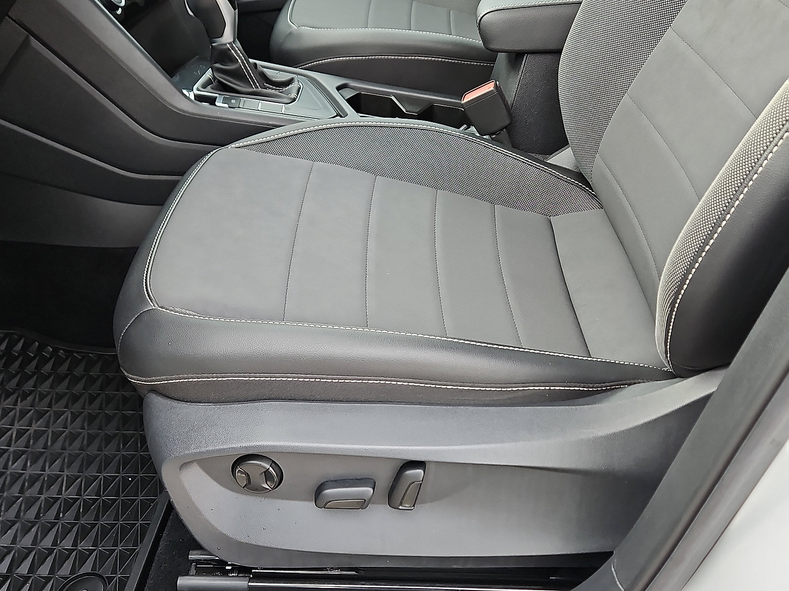 Certified 2023 Volkswagen Taos SE w/ Black Wheel Package image 13