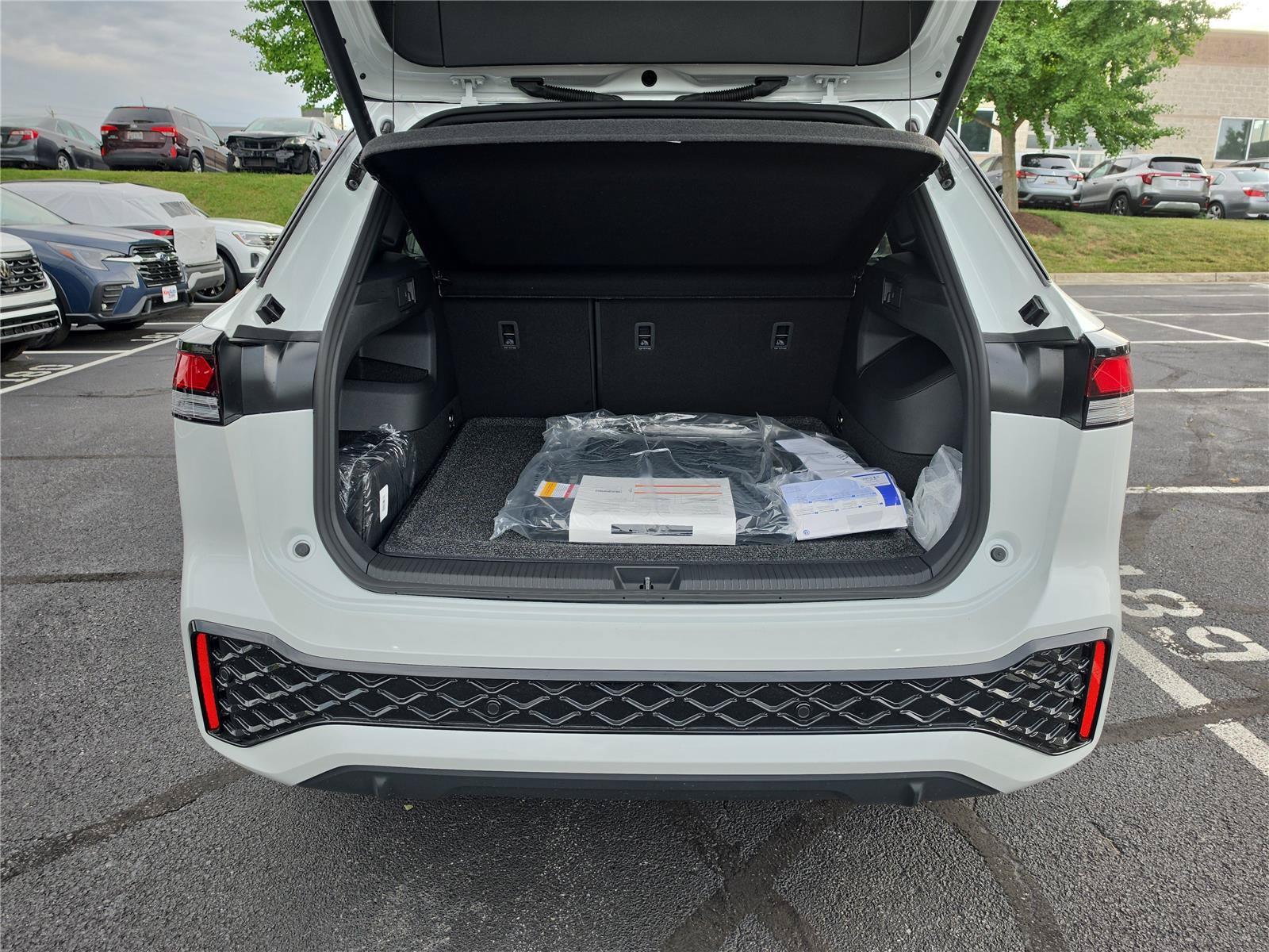 New 2026 Volkswagen Tiguan SE R-Line FWD image 5