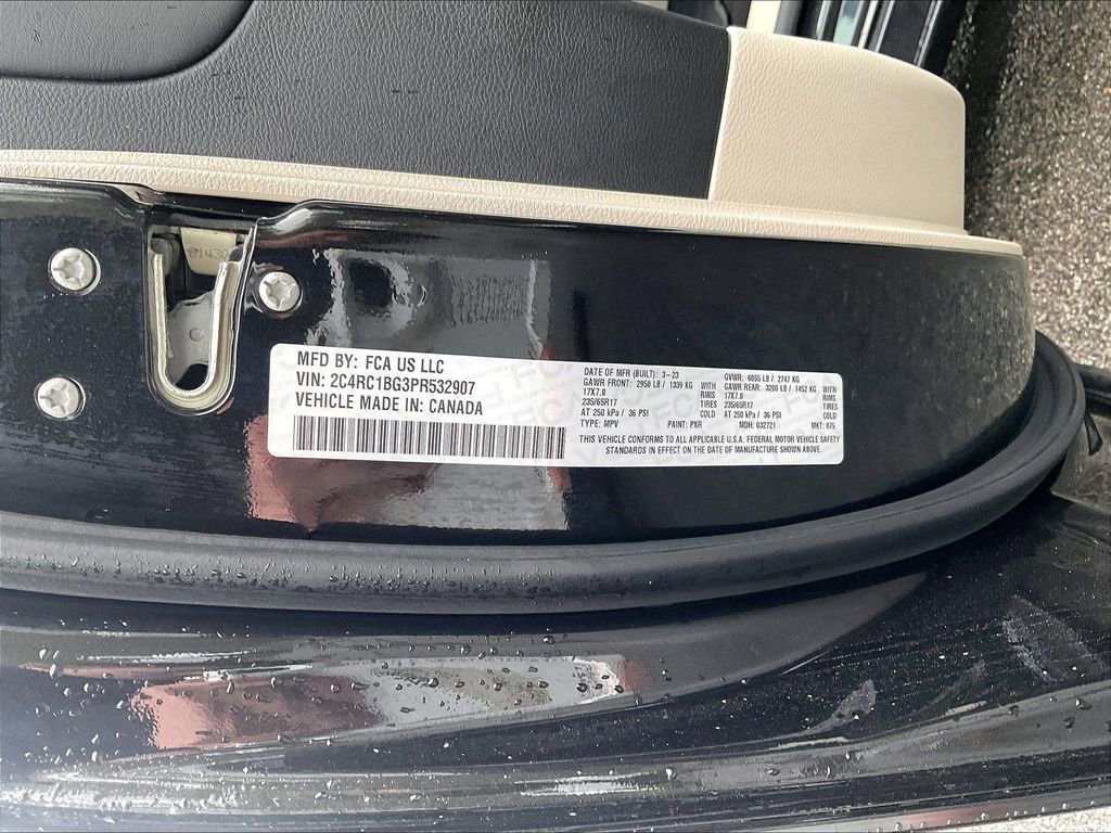 Used 2023 Chrysler Pacifica Touring-L FWD image 32