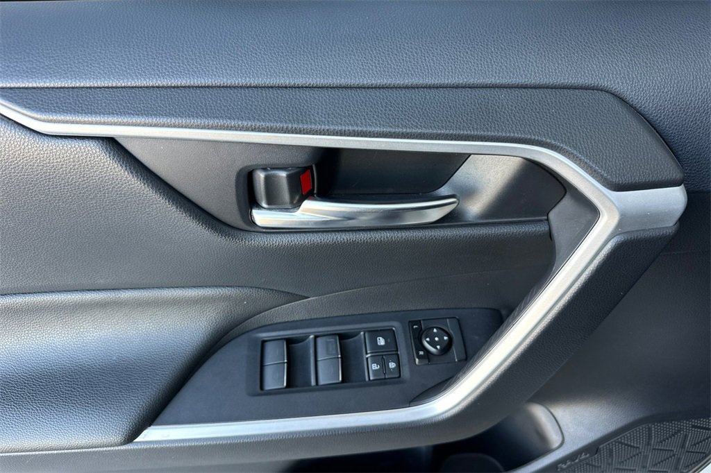 Used 2024 Toyota RAV4 SE image 13