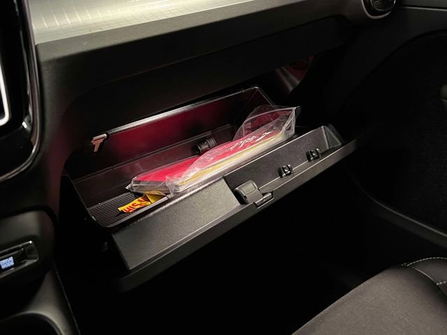 Used 2020 Volvo XC40 T4 Momentum image 34