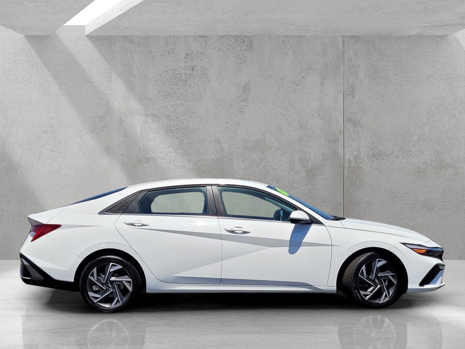 Used 2025 Hyundai Elantra SEL FWD image 4
