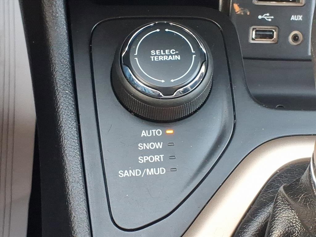 Used 2017 Jeep Cherokee Latitude w/ Safety/Convenience Group image 19