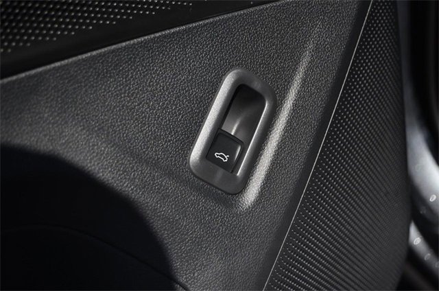 New 2025 Volkswagen Tiguan SE image 9