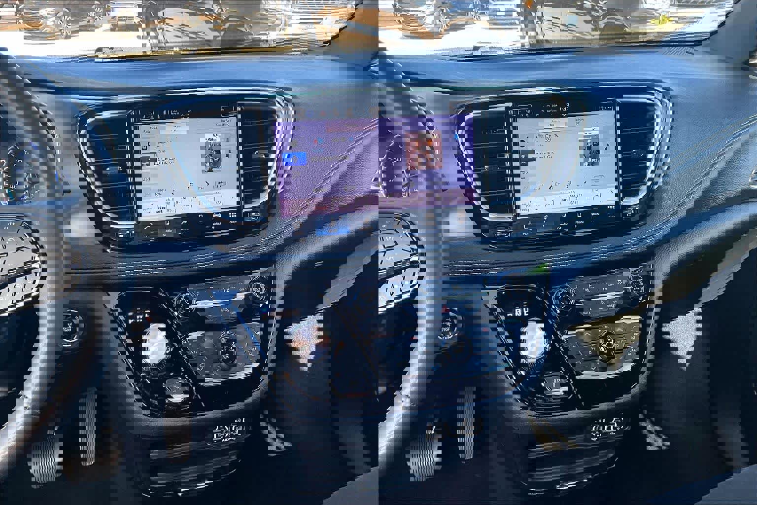 Used 2023 Chrysler Pacifica Touring image 8