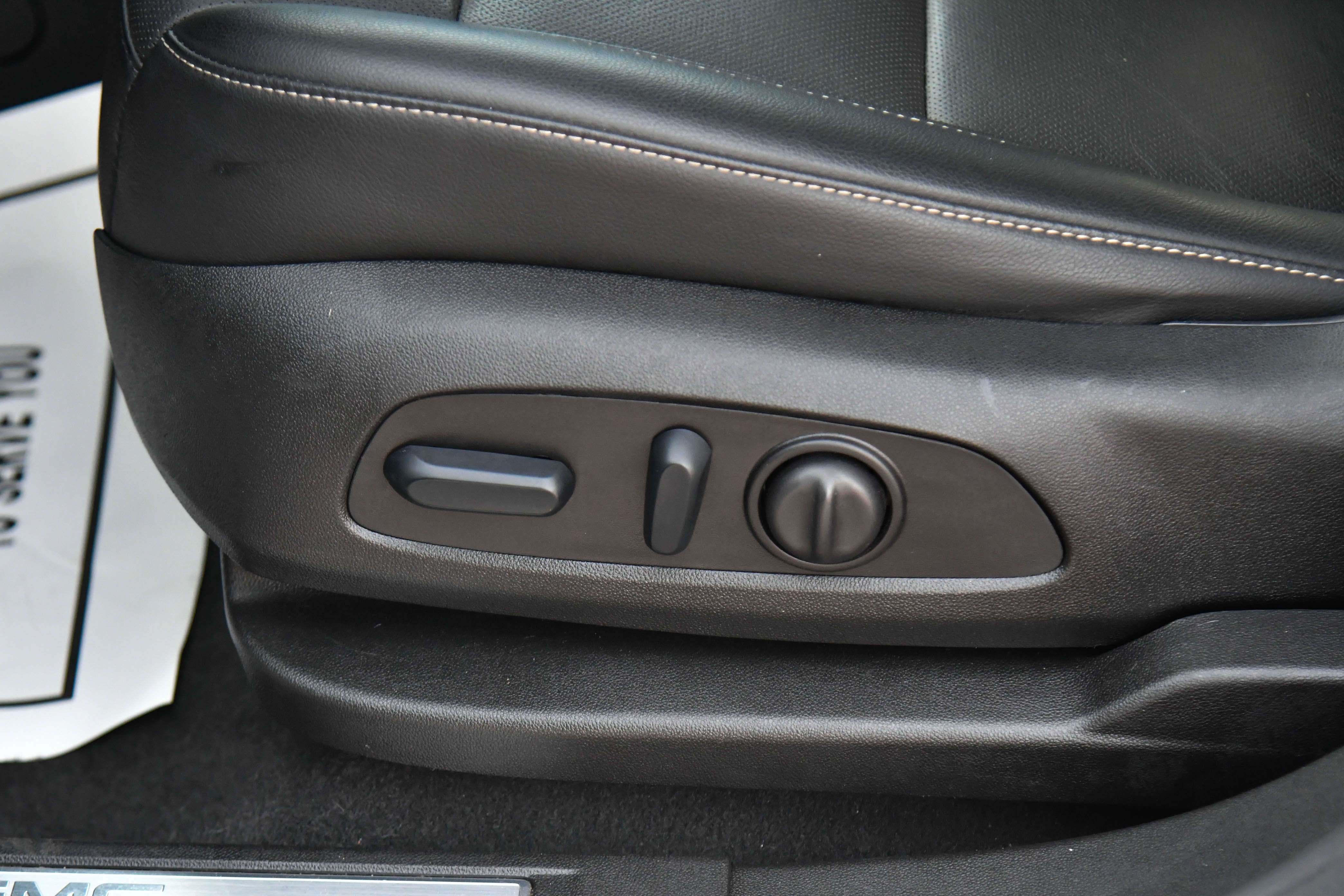 Used 2023 GMC Acadia SLT image 17