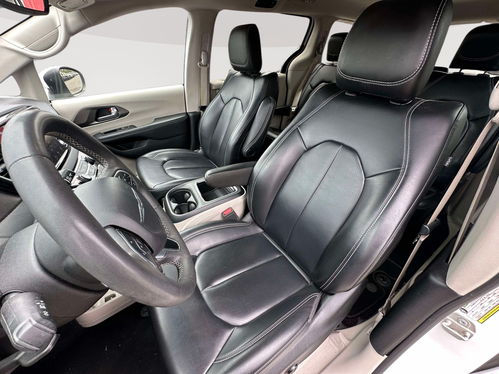 Used 2023 Chrysler Pacifica Touring-L FWD image 16