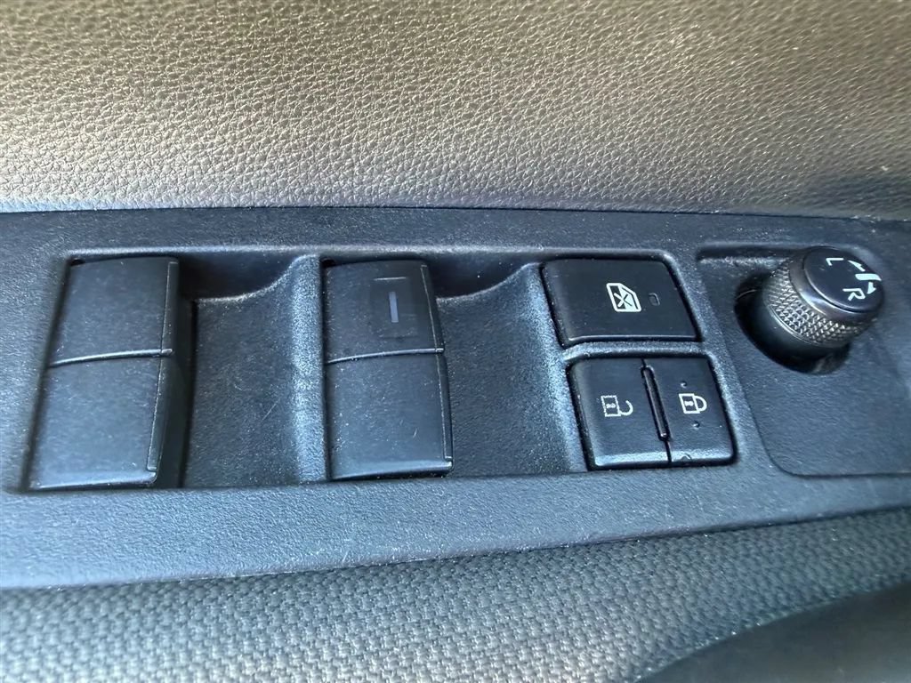 Used 2022 Toyota Corolla LE FWD image 25