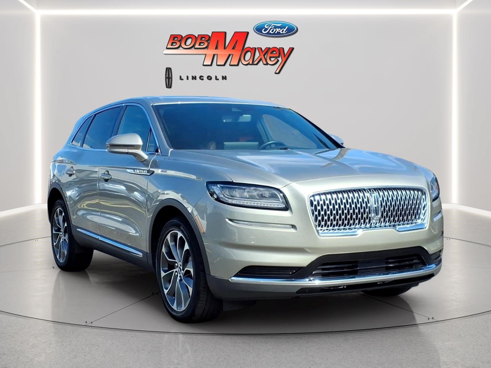 Used 2023 Lincoln Nautilus Reserve AWD/4WD image 3
