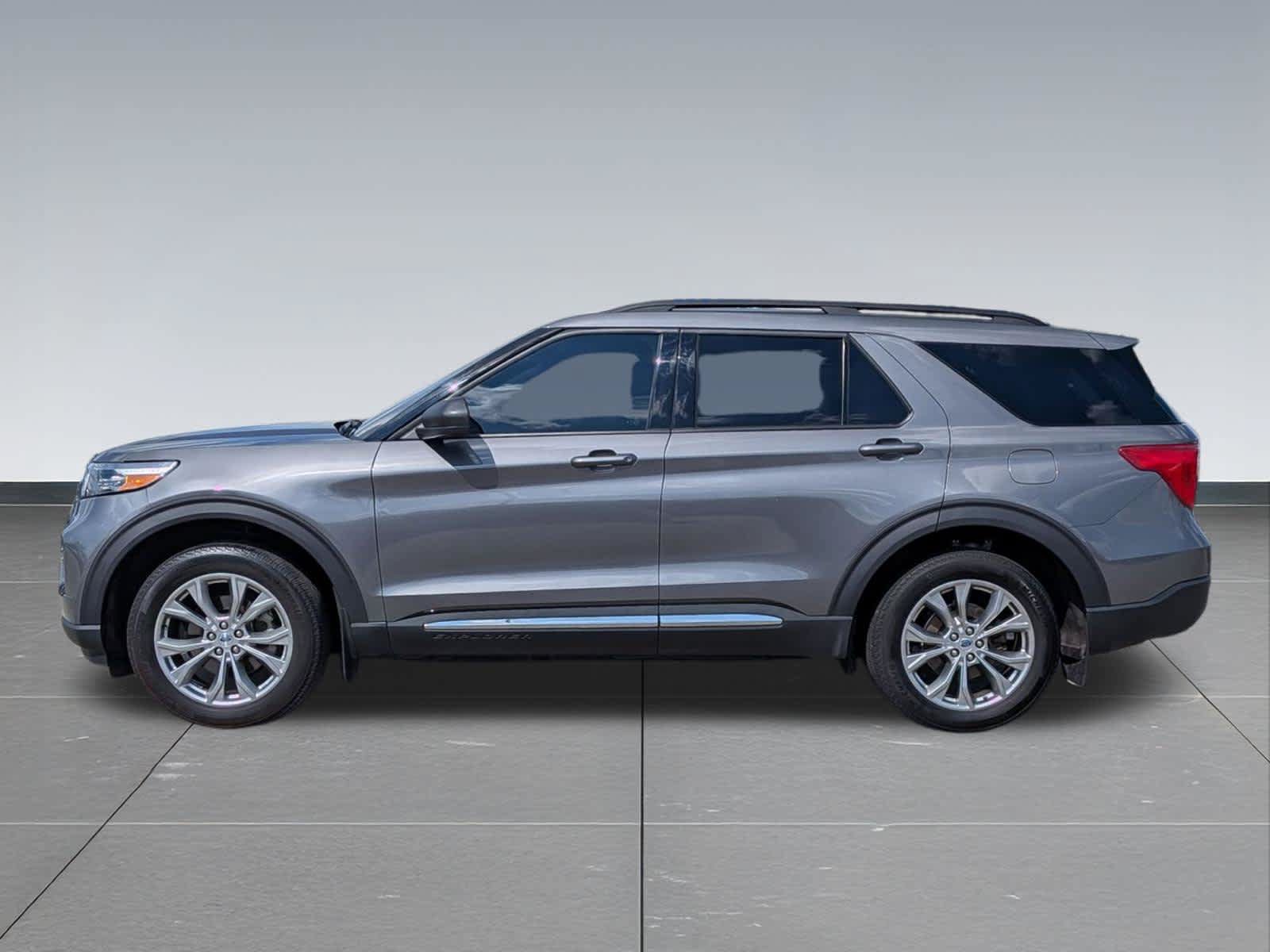 Used 2023 Ford Explorer XLT w/ Equipment Group 202A AWD/4WD image 2