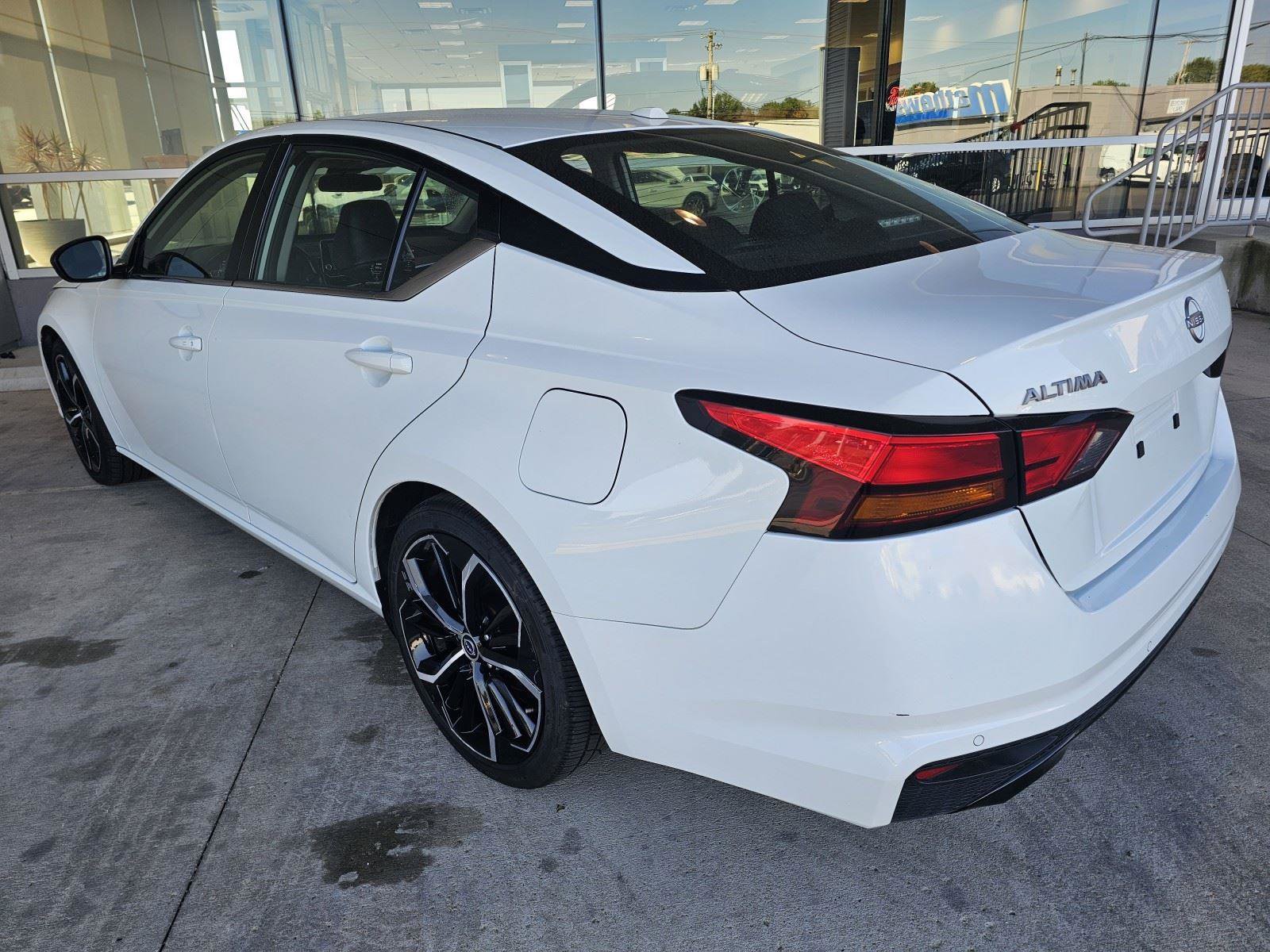 Used 2023 Nissan Altima 2.5 SR image 3