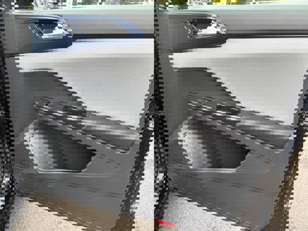 Used 2023 Volkswagen Taos SE w/ Panoramic Sunroof Package image 27