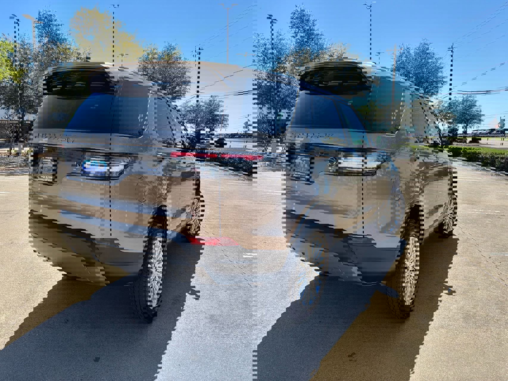 Used 2017 Land Rover Discovery SE image 5