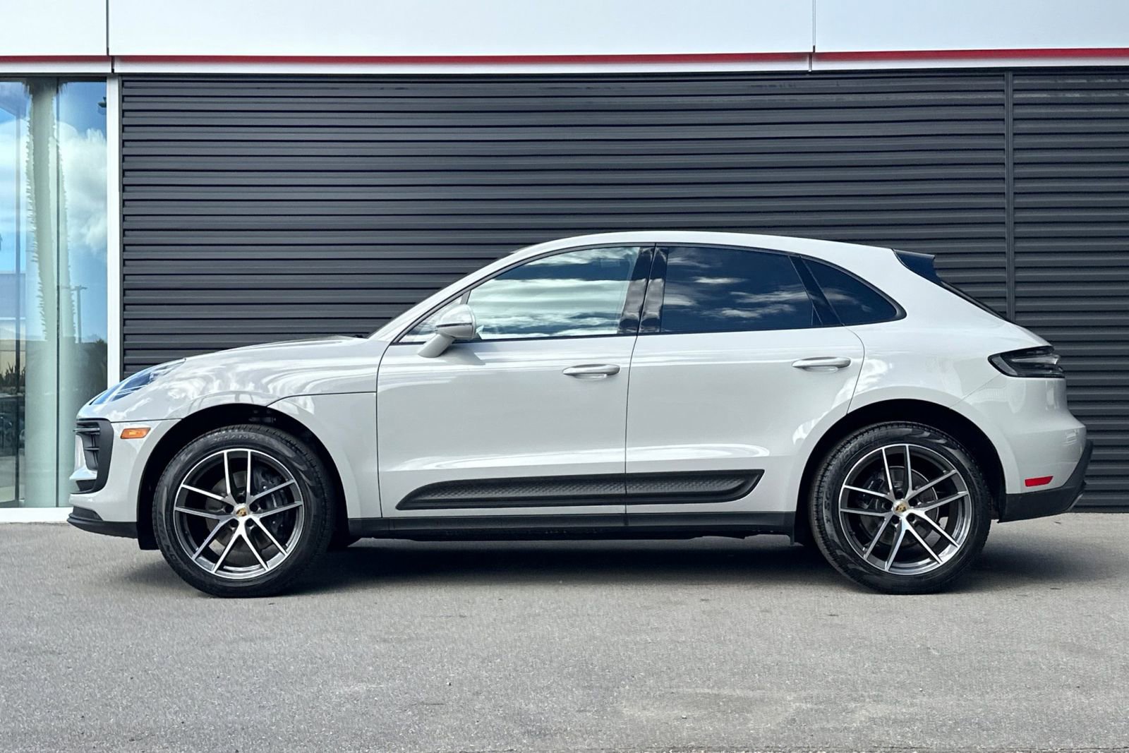 Used 2025 Porsche Macan image 2