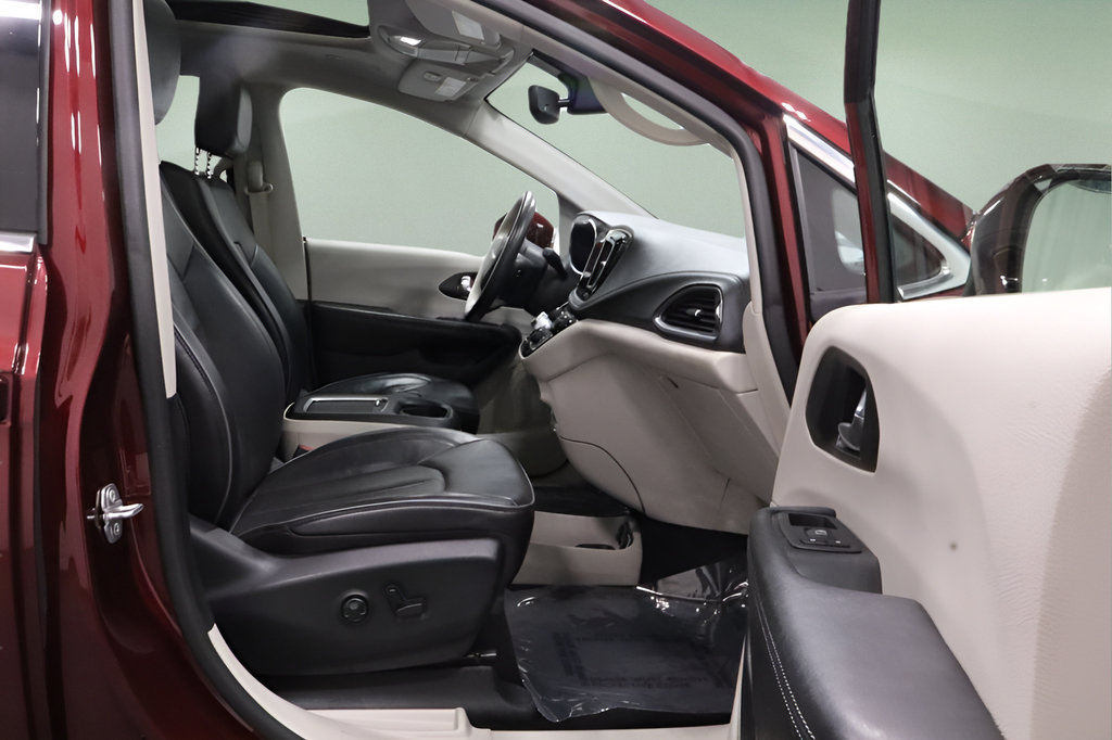 Used 2020 Chrysler Pacifica Limited w/ 8-pass Seating Package FWD image 15