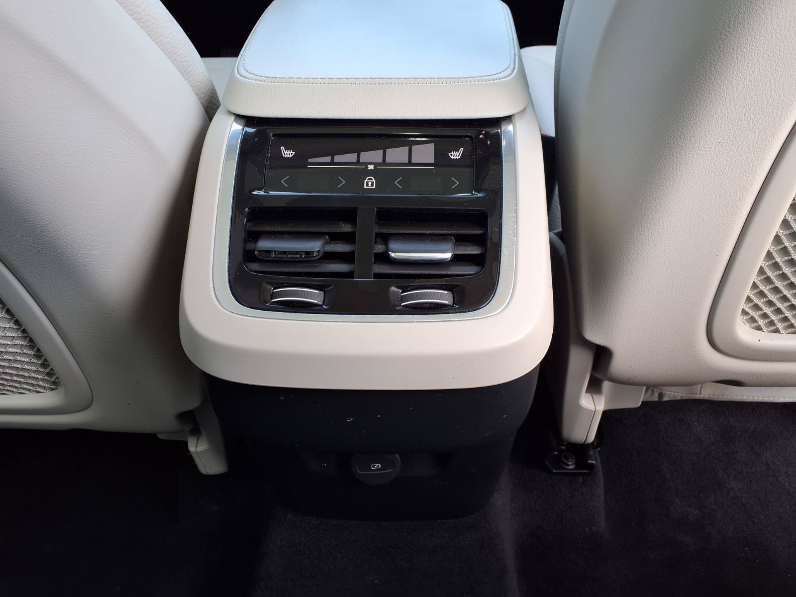Certified 2023 Volvo XC90 B6 Plus AWD/4WD image 18