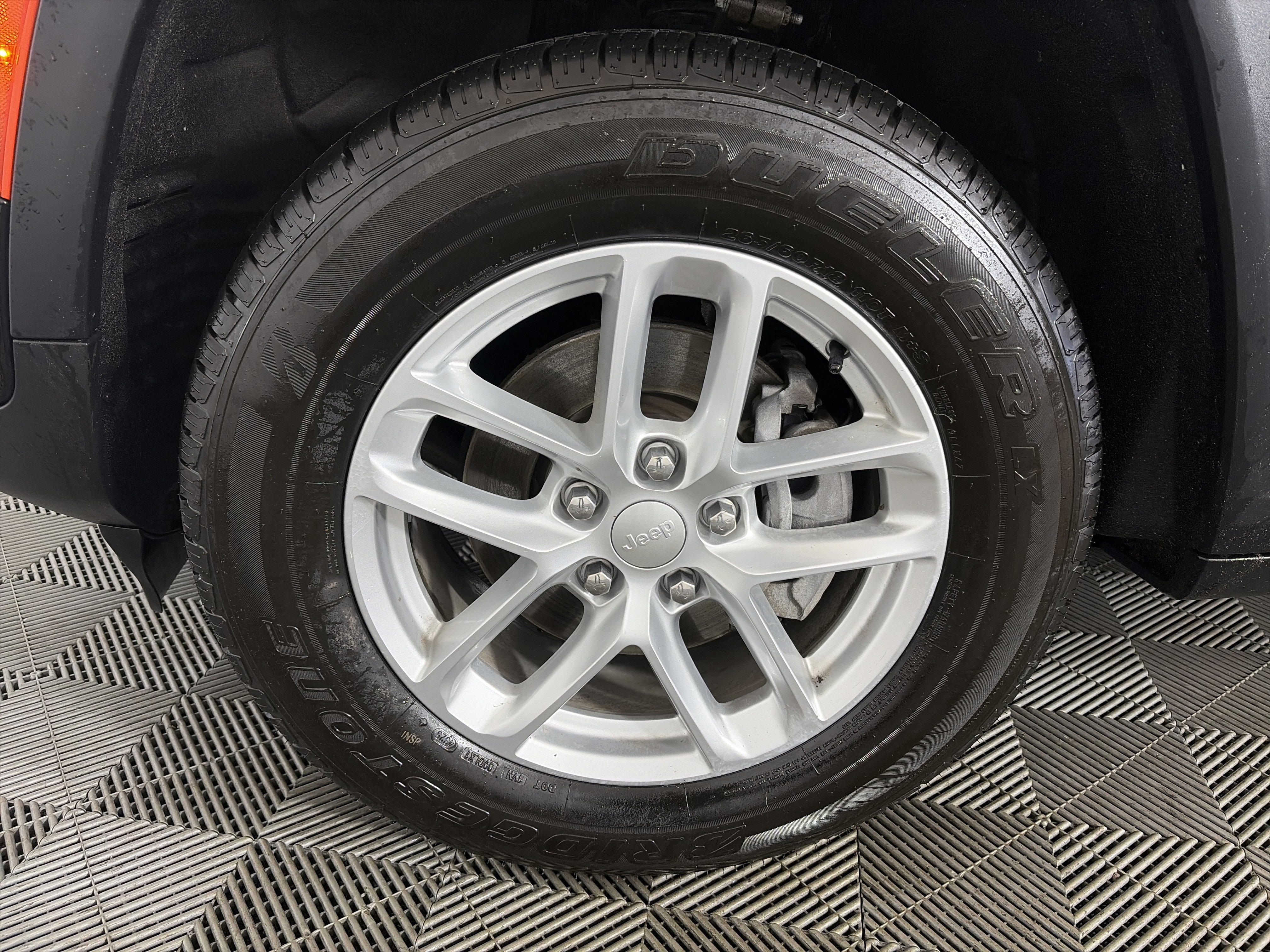 Used 2023 Jeep Grand Cherokee Laredo w/ Luxury Tech Group I image 17