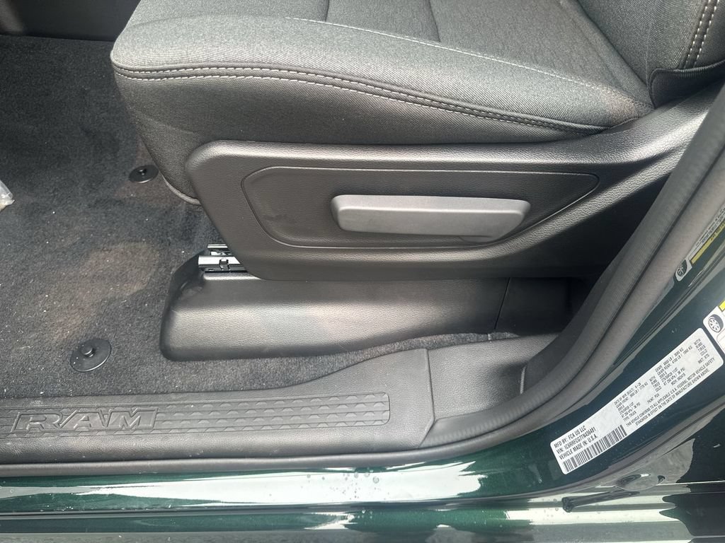 New 2026 RAM 1500 Express AWD/4WD image 18