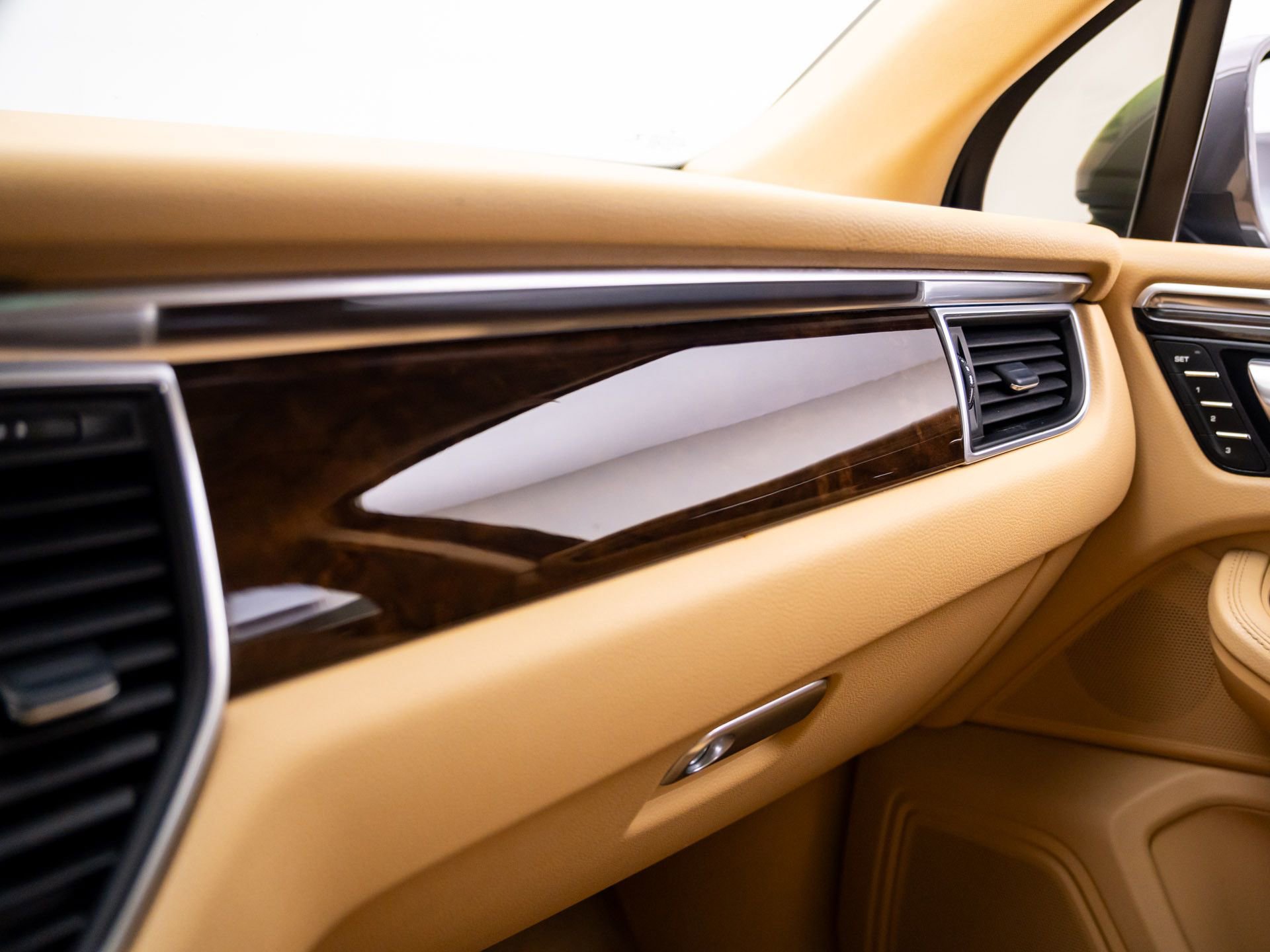 Used 2015 Porsche Macan S image 26