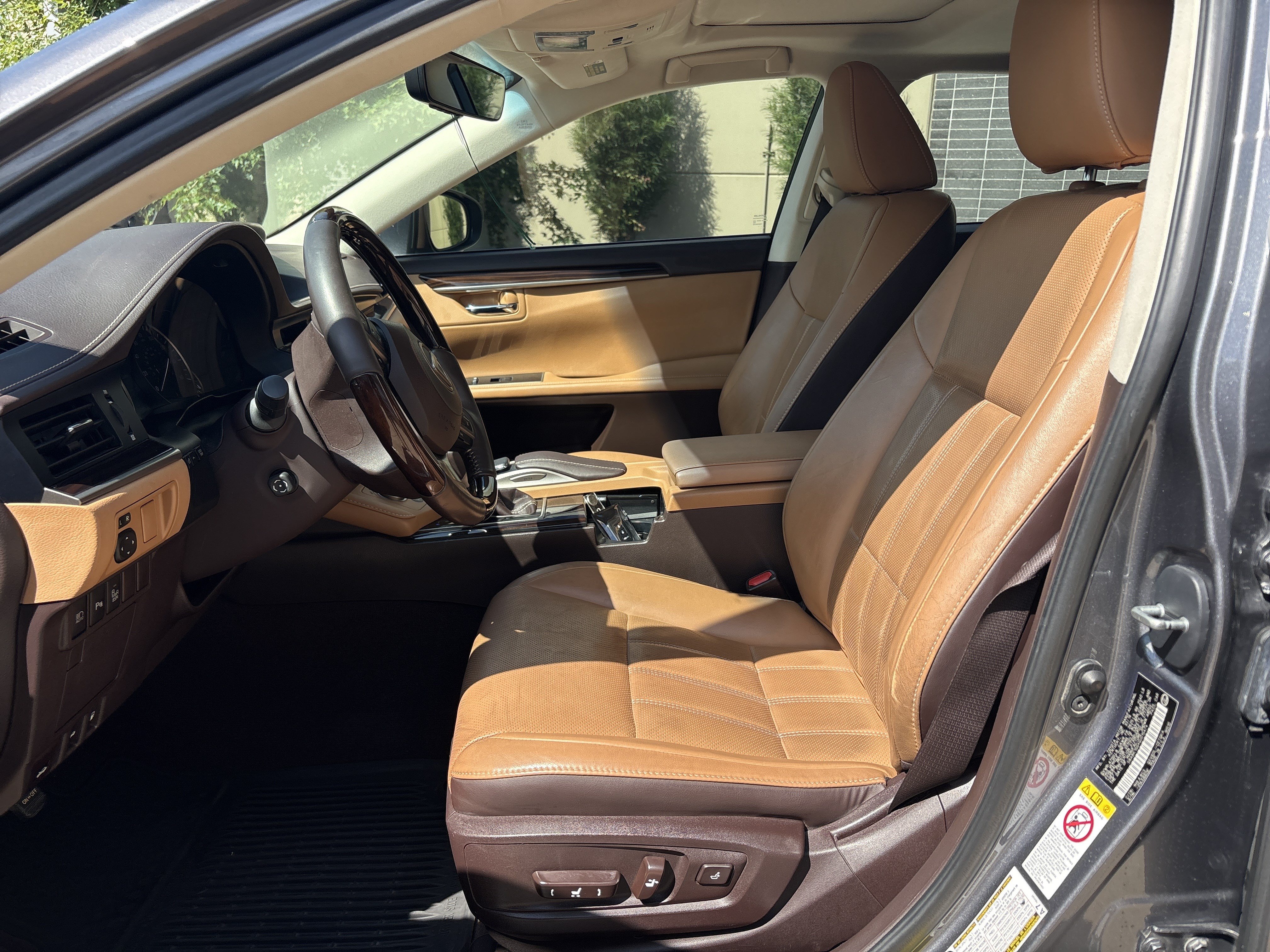 Used 2016 Lexus ES 350 w/ Luxury Package w/Wood Trim FWD image 16