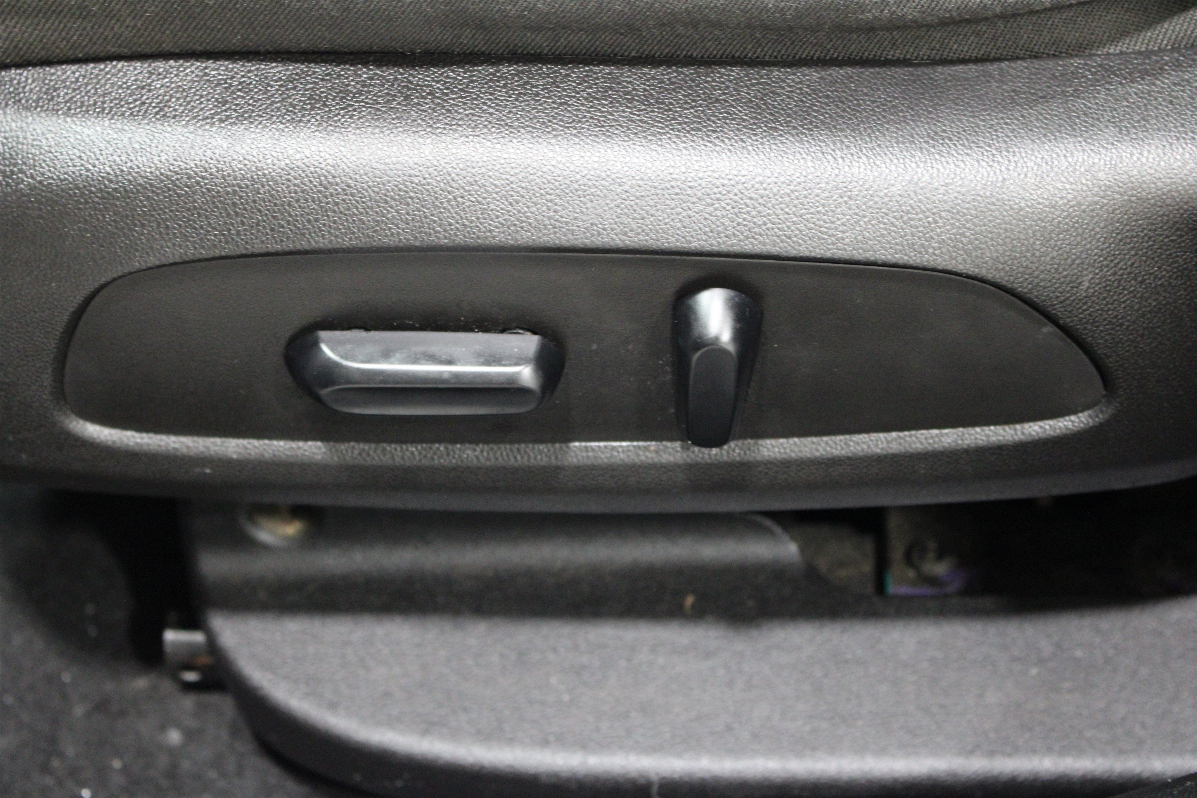Used 2019 Chevrolet Cruze LT w/ Convenience Package FWD image 4