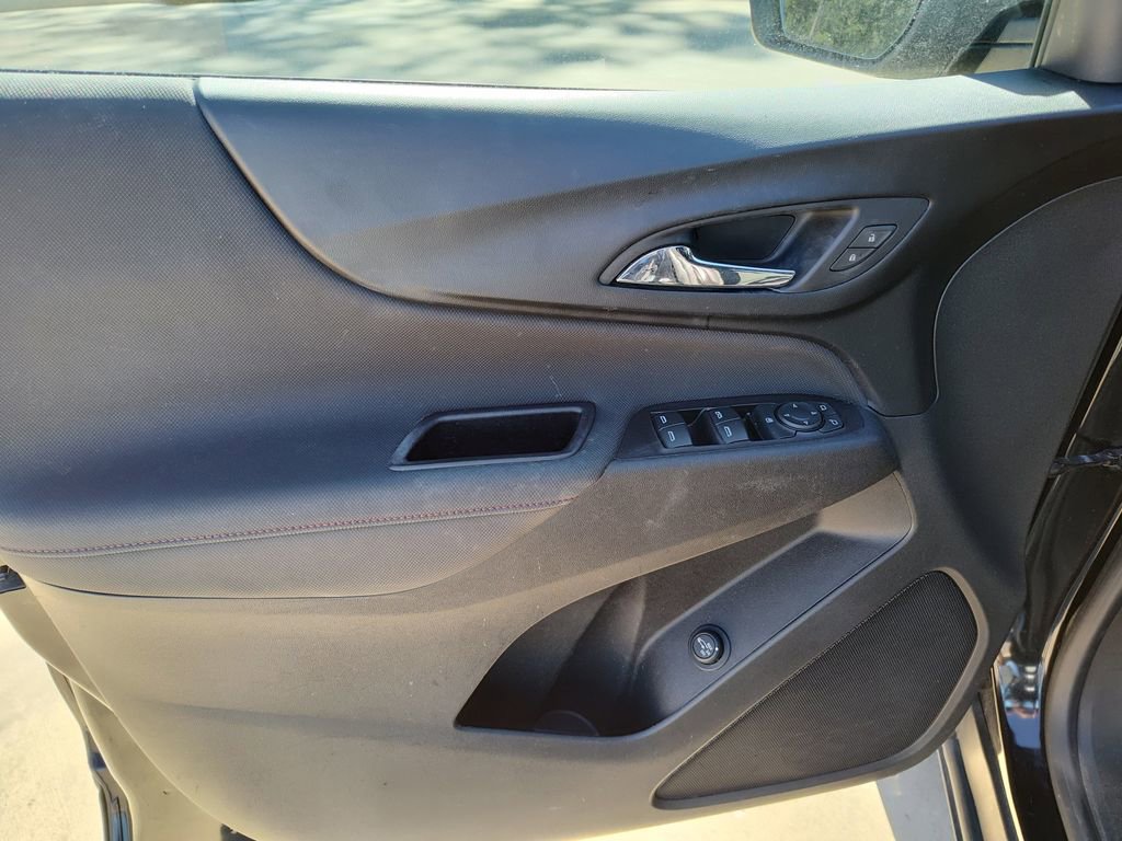 Used 2022 Chevrolet Equinox RS w/ Infotainment Package image 16