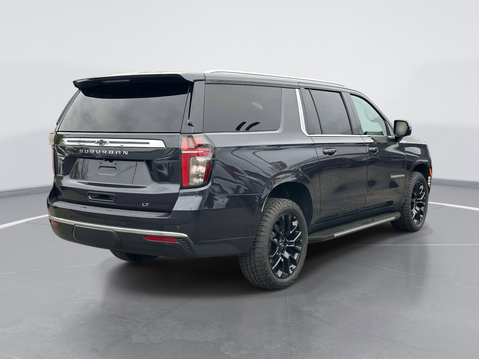 Used 2023 Chevrolet Suburban LT w/ Luxury Package AWD/4WD image 5