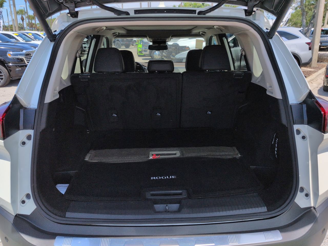 Used 2023 Nissan Rogue SL w/ SL Premium Package FWD image 13