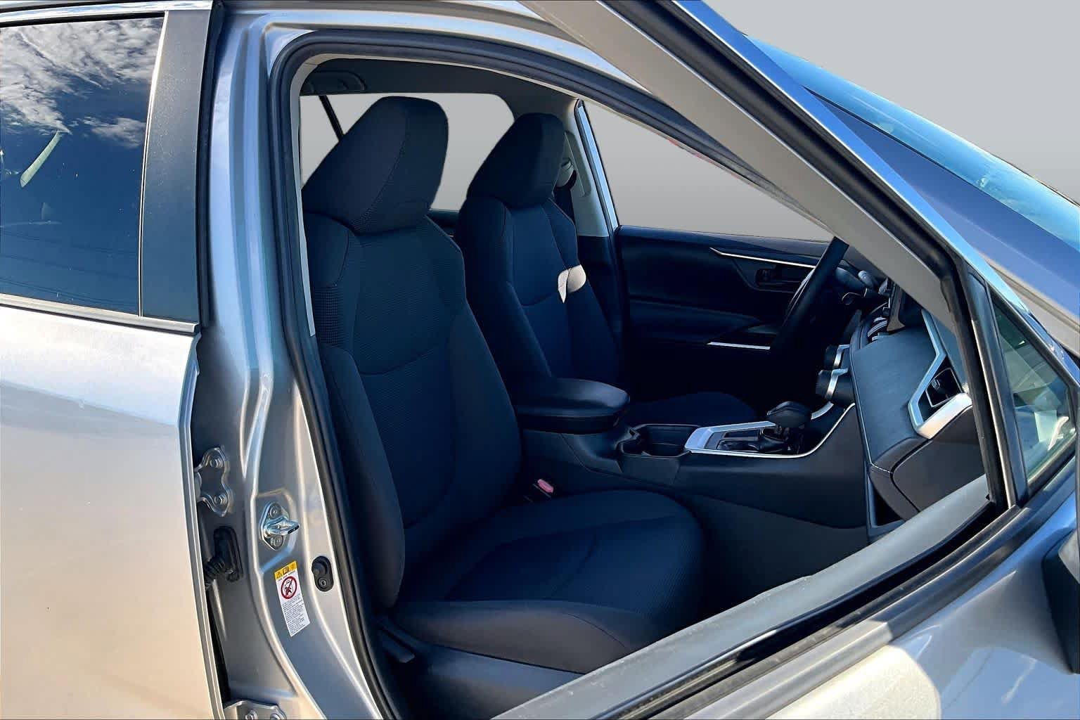 Used 2019 Toyota RAV4 LE FWD image 9