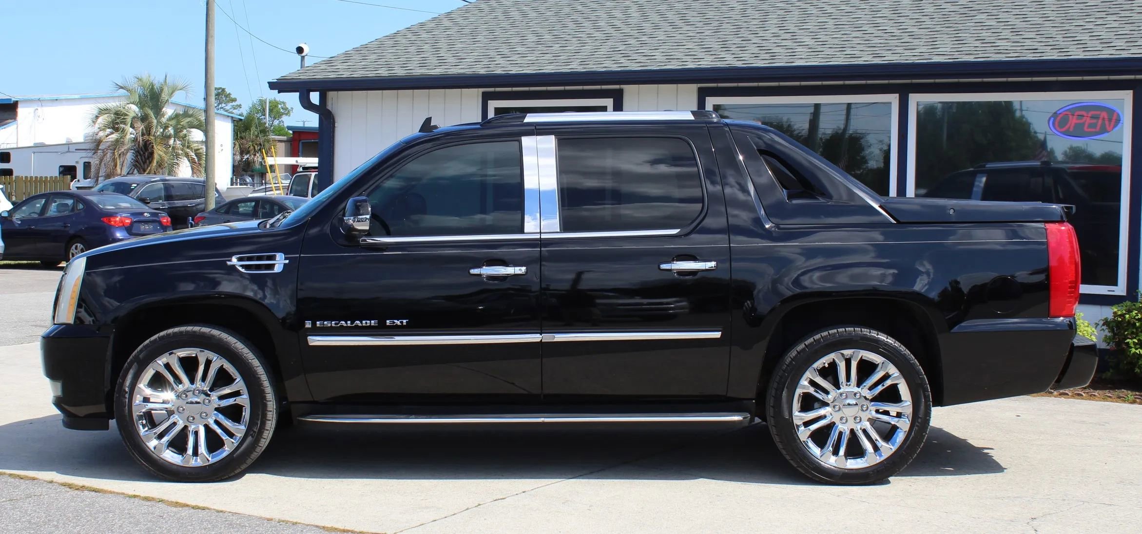 Used 2008 Cadillac Escalade EXT AWD/4WD image 2