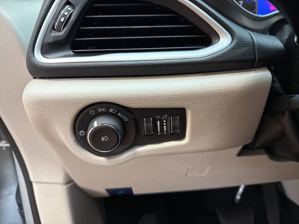 Used 2024 Chrysler Pacifica Touring-L image 17