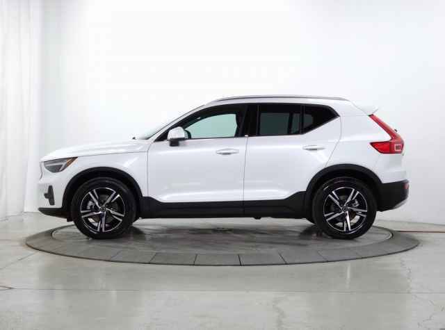 Certified 2025 Volvo XC40 B5 Core image 5