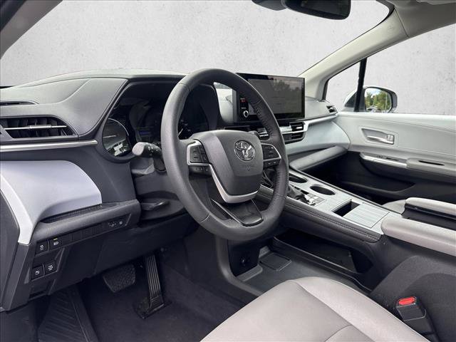 Used 2026 Toyota Sienna XLE FWD image 9