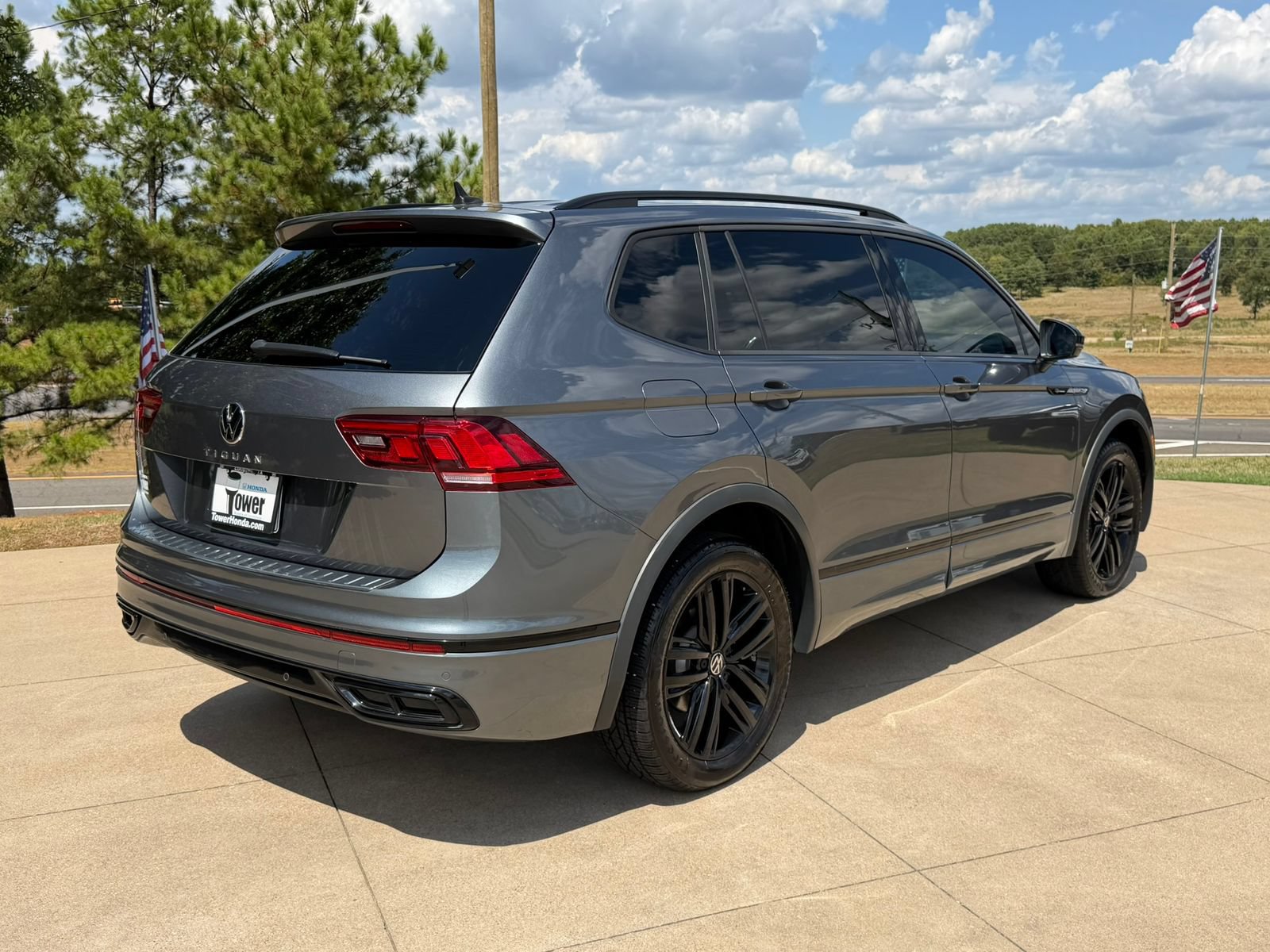 Used 2022 Volkswagen Tiguan SE R-Line FWD image 6