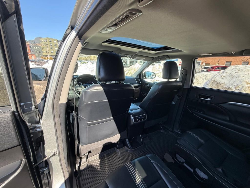 Used 2018 Toyota Highlander SE image 17