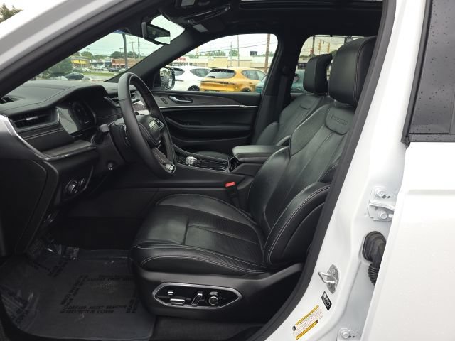 Used 2025 Jeep Grand Cherokee L Overland w/ Advanced Protech Group III AWD/4WD image 16