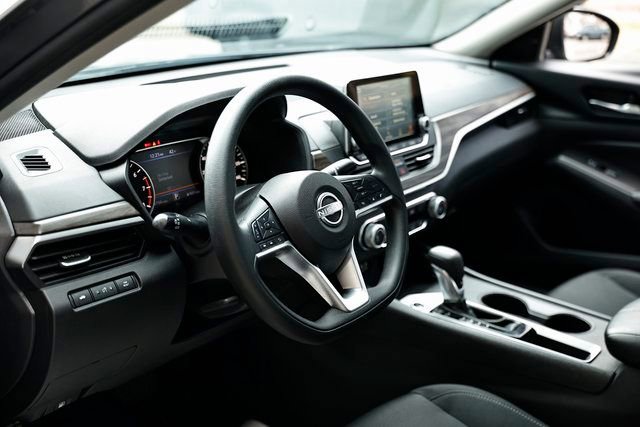 Used 2025 Nissan Altima 2.5 SV image 19