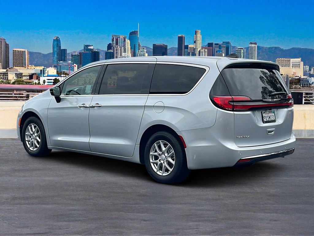Used 2026 Chrysler Pacifica Select FWD image 3