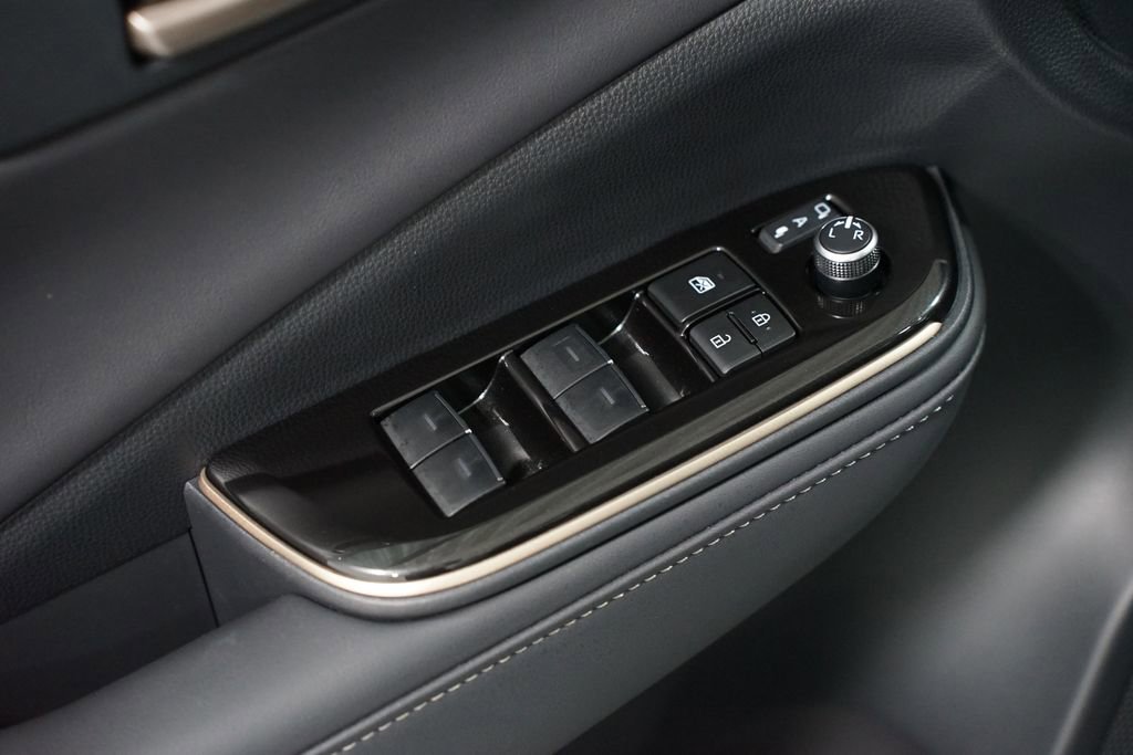 Used 2025 Toyota Crown Signia w/ Advanced Technology Package image 33