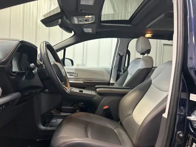 Used 2022 Toyota Sienna XSE image 18