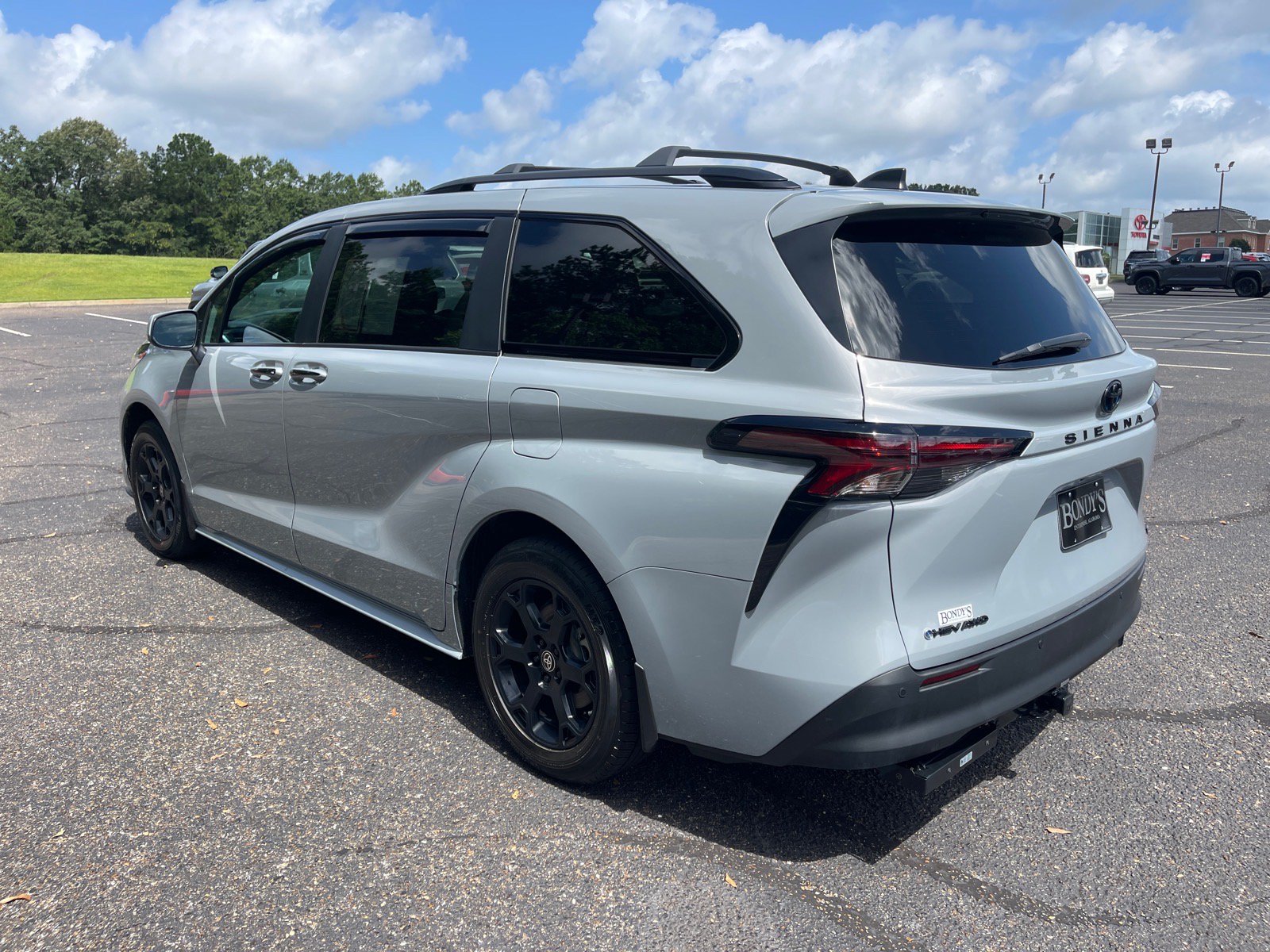 Used 2025 Toyota Sienna XLE Woodland Edition AWD/4WD image 14