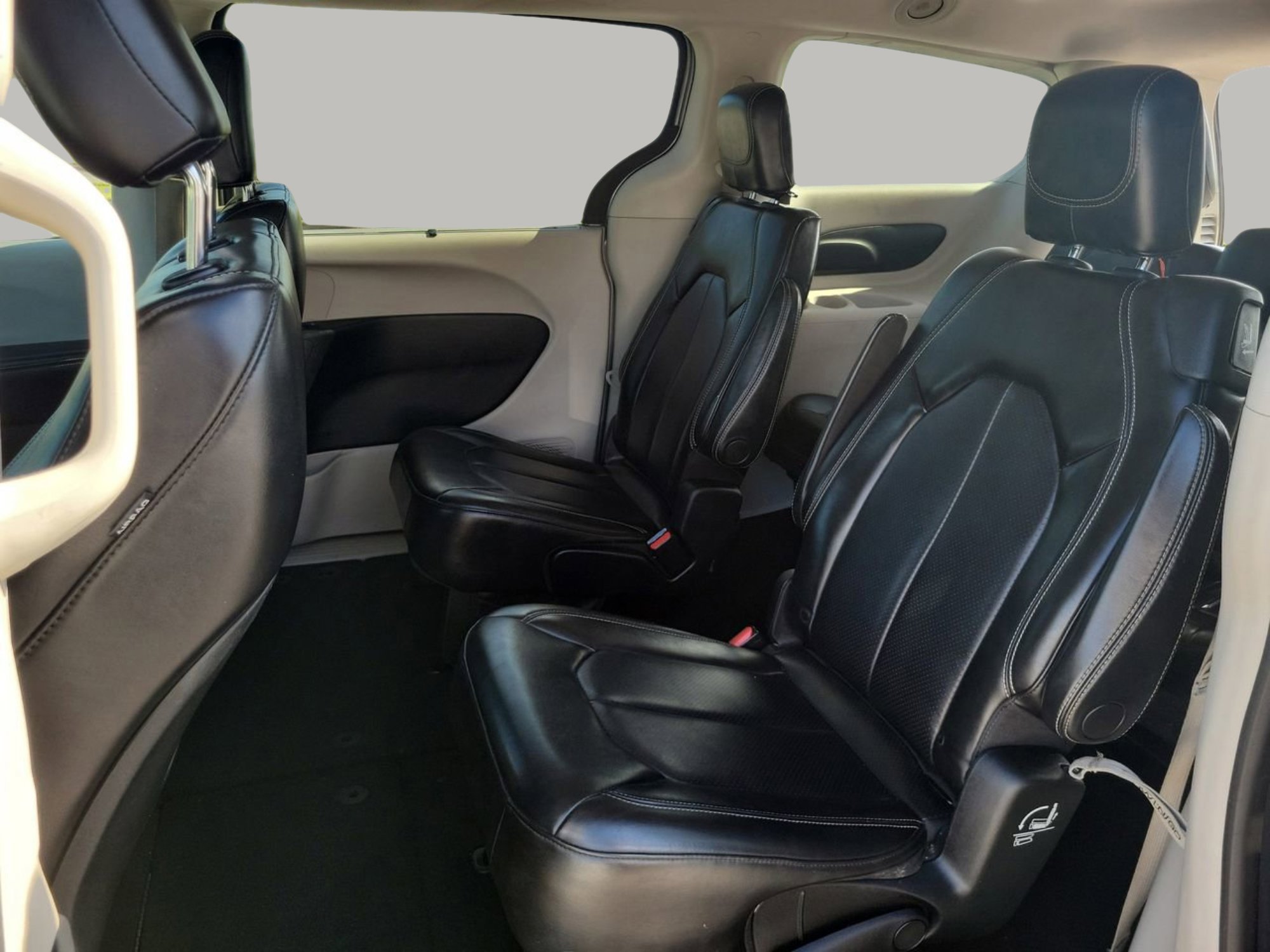 Used 2020 Chrysler Voyager Lxi image 9