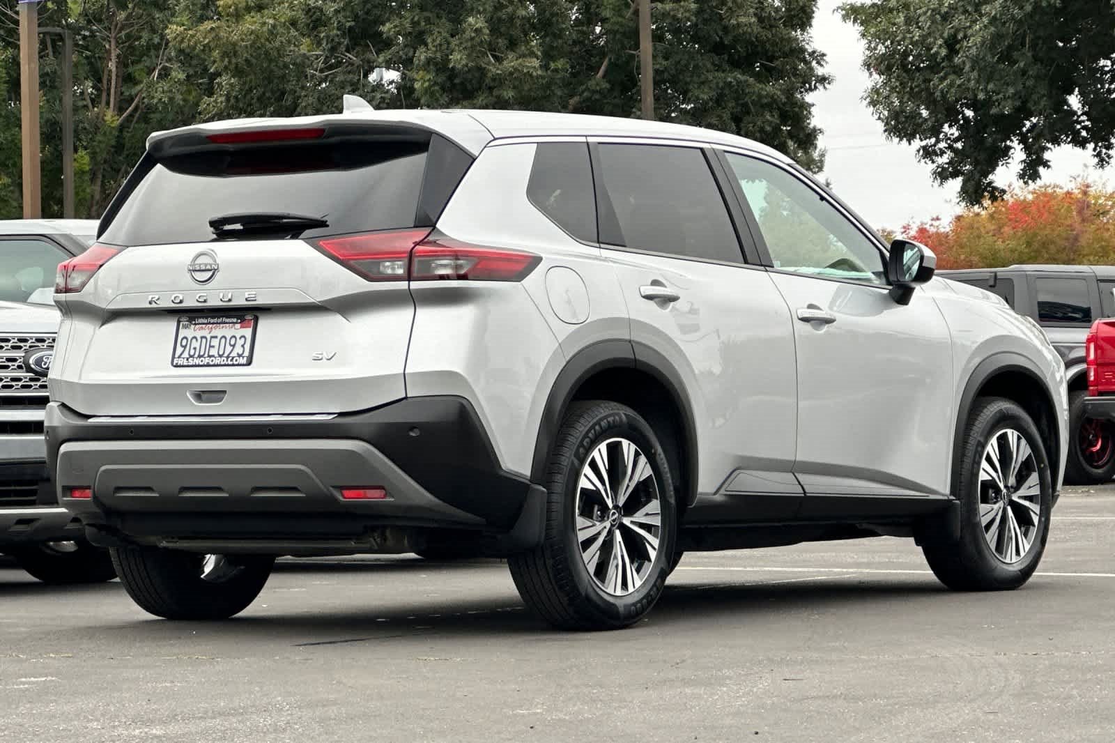 Used 2023 Nissan Rogue SV image 2