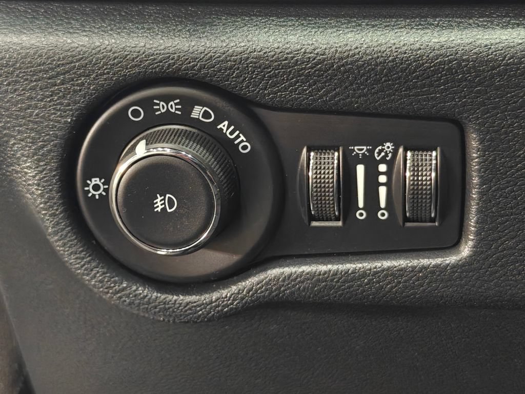 Used 2025 Chrysler Pacifica Select FWD image 51