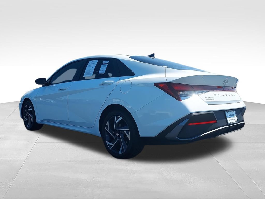 Used 2025 Hyundai Elantra SE FWD image 6