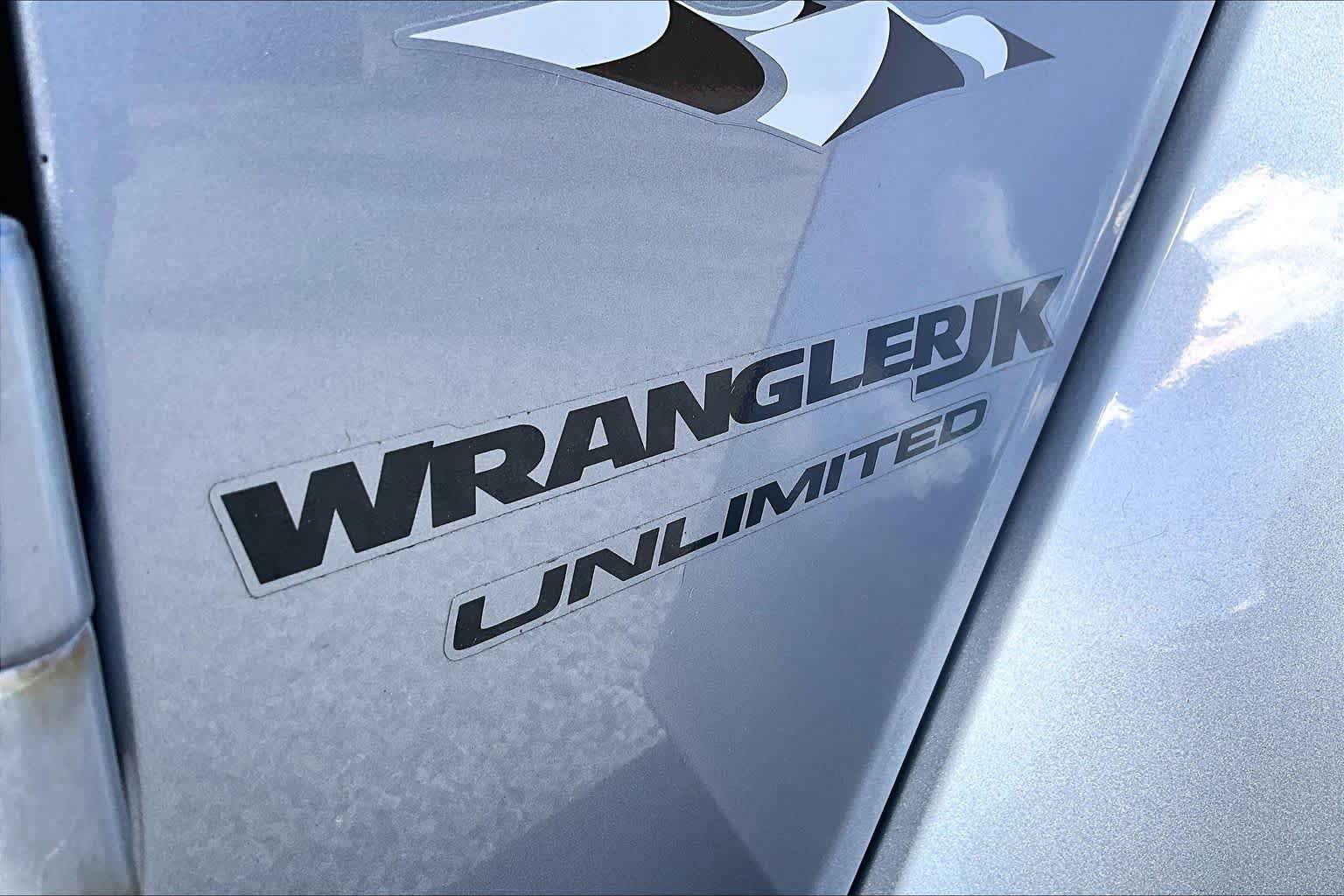 Used 2018 Jeep Wrangler Unlimited Sahara w/ Connectivity Group AWD/4WD image 32
